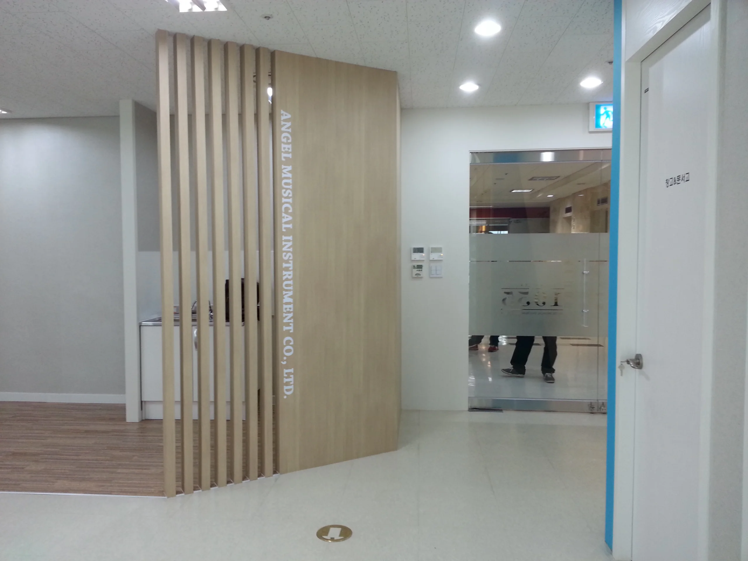 사무실 인테리어 우드 슬랫 파티션 칸막이와 탕비실 시공 현장